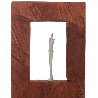 Figur in rotem Raum - Linde, Kiefer Figur in rotem Raum - Linde, Kiefer