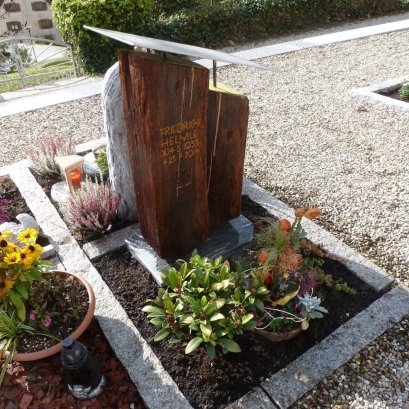 Grabmal aus alten Eichenbalken