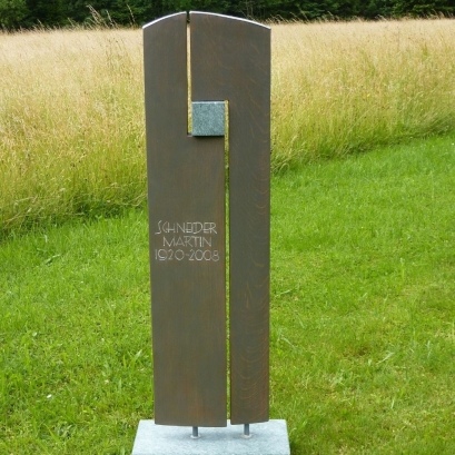 Grabmal aus Eichenholz lasiert kombiniert mit Stein