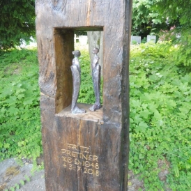 Grabmal aus Eichenholz mit Figuren Grabmal aus Eichenholz mit Figuren