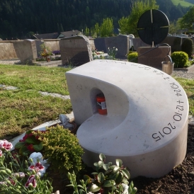Grabmal liegend aus Kalkstein Comblanchien Grabmal liegend aus Kalkstein Comblanchien