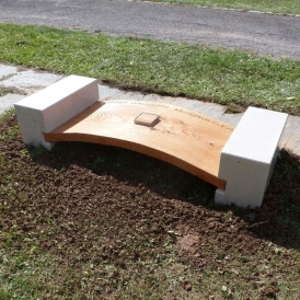 Grabmal aus Lärchenholz kombiniert mit Kalkstein Grabmal aus Lärchenholz kombiniert mit Kalkstein