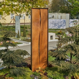 Grabmal aus Eichenholz im Rahmen aus Corten-Stahl Grabmal aus Eichenholz im Rahmen aus Corten-Stahl