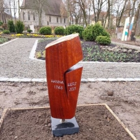 Urnengrabmal aus Afzelia Urnengrabmal aus Afzelia